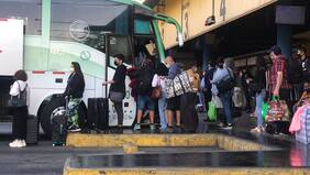 Empresa de buses cobró $25.000 a pasajeros y los transportó en el portamaletas