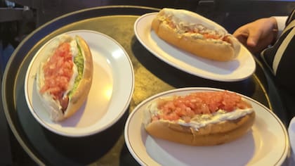 Estudio revela cuantos completos comen los chilenos en un mes