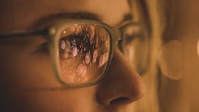 ¿Usas lentes?: Conoce el truco infalible para limpiarlos sin dañarlos