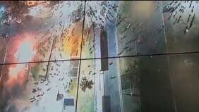 Prenden fuego a vehículo lanza gases de Carabineros en Plaza Italia