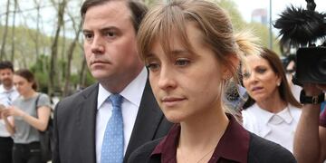 Allison Mack de serie “Smallville” salió de prisión tras cumplir condena por tráfico sexual