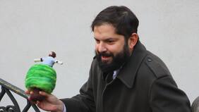 Presente Boric posó con una figura suya sobre el árbol de Punta Arenas junto a niños en La Moneda