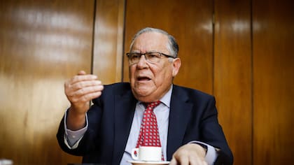 Ministro de Agricultura asegura que el país “necesita mano de obra extranjera” porque los chilenos estamos “pechugones”