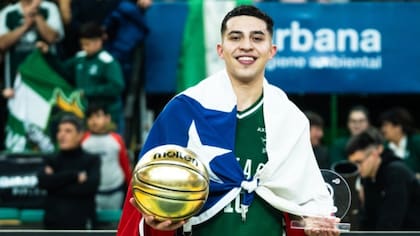 La emboca más que el Benja Vicuña: chileno Sebastián Carrasco se proclamó MVP y campeón del básquet argentino