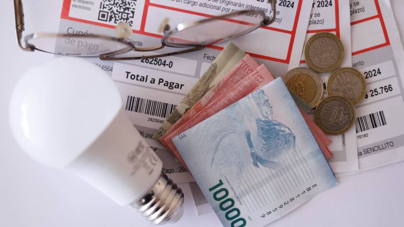 Proponen alza fija en cuentas de la luz para cubrir millonaria deuda: esto subiría la mensualidad de ser aprobada