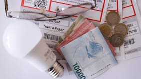 Proponen alza fija en cuentas de la luz para cubrir millonaria deuda: esto subiría la mensualidad de ser aprobada