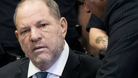 Desestiman uno de los cargos de agresión sexual contra Harvey Weinstein