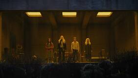 Crítica de Observados, ni el talento de una nepo-baby salva a una película que evoca a La Dama en el Agua