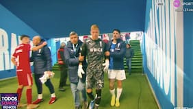 “Retírate, malo cu…”: Vicente Bernedo encara a hincha de la UC que lo insultó y casi se van a las manos