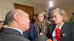 Lo atajaron y lo encararon en pasillos del Congreso: Graban tenso encontrón entre ministro Quiroz y diputados UDI