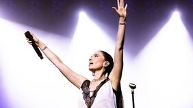 ¡Qué recuerdos! Javiera Mena reversionó en un formato solemne “Hasta la verdad” y “Esquemas juveniles”