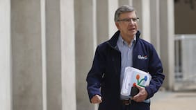 ¡Lavín en cuarentena por contacto estrecho con Covid-19!