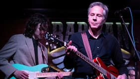 Interpretó una canción de Neil Young: Antony Blinken mostró sus habilidades musicales en su visita a Ucrania