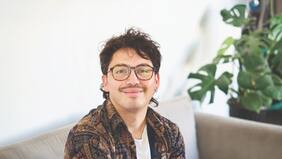 Javier Manríquez, autor de “El mundo se derrumba, nosotros nos enamoramos”: “El reggaetón funciona como banda sonora del libro”