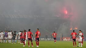 Escándalo en la Libertadores: cancelan partido entre DIM y el Flamengo de Pulgar por disturbios de la barra local