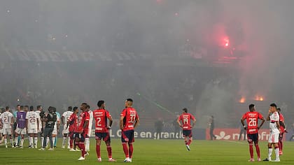 Escándalo en la Libertadores: cancelan partido entre DIM y el Flamengo de Pulgar por disturbios de la barra local