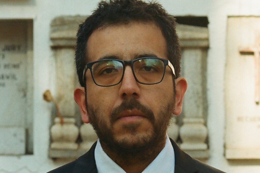 Reflexiona, critica e ironiza en este estreno: Seba Alfaro lanzó su ...