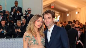 Robert Pattinson y Suki Waterhouse anunciaron su compromiso: la pareja esperan un hijo juntos
