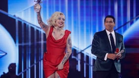 ¡Se lo merece! Mon Laferte recibe la Gaviota de Platino en Viña