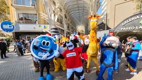 Fiesta de corpóreos se tomó las calles de Santiago para ayudar a Coaniquem