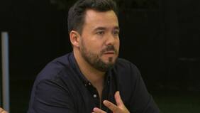 "Mi mamá, una mujer joven, tenía 31 años. Manejaba como el forro... Mi papá le regaló un auto, a la semana se mató", recuerda Eduardo de la Iglesia