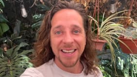 “Soy el hermano chico”: Matías Vega sorprende con radical cambio de look y corta melena que lo acompañó por años