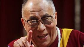El dalái lama pide disculpas por hacer comentario sexista en una entrevista