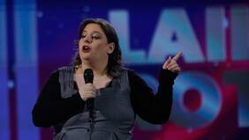 Mira la rutina completa de Laila Roth en Viña 2023: la humorista argentina recibió la gaviota de plata en medio de algunas pifias del Monstruo