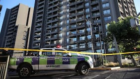 Despertaron a todos con discusión en la calle, los mandaron para la casa y vino lo peor: muere mujer tras caer de piso 14