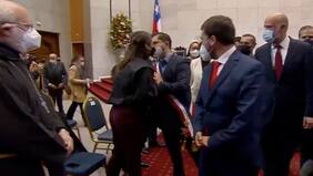 Beso en la boca es cosa del pasado: el comentado piquito con mascarilla del Presidente Boric con Irina Karamanos