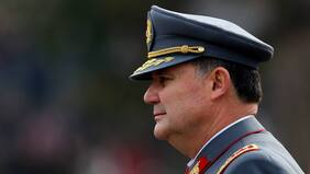 “¡Traidor!”: agreden e insultan a exjefe del Ejército, Ricardo Martínez, mientras caminaba por Las Condes