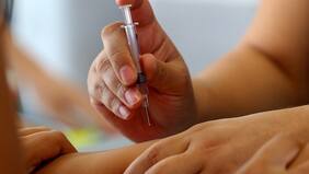 Apoderados denunciaron vacunación con la misma jeringa