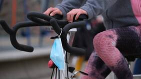 Chilenos subieron hasta 7,5 kilos durante las cuarentenas: cómo retomar el deporte de forma segura