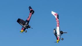 ¡Una locura!: dos pilotos apagarán los motores de sus aviones y cambiarán de nave en el aire