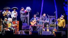 Macha y el Bloque Depresivo en el Estadio Nacional: El glorioso canto colectivo de la música cebolla