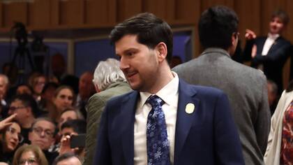 “Más parecen vacaciones pagadas...”: diputado republicano denuncia a Contraloría viaje de Simón Boric a España