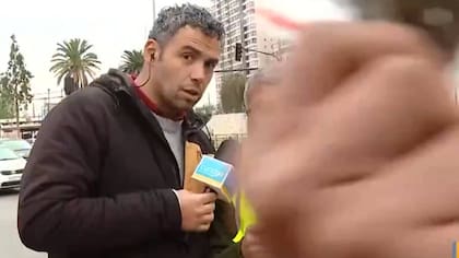 Chistosito irrumpió en pleno despacho matinal para mostrar contenido de bolsa que portaba con orgullo: casi pasa piola