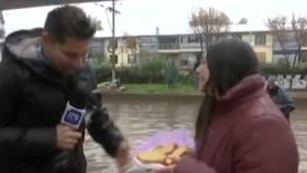 Se le inundó la casa, pero hizo un queque para los periodistas: el amable gesto de una vecina de Pudahuel