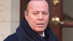 Julio Iglesias aclara rumores de tumor que afecta su movilidad y anuncia serie biográfica con Netflix: “Me han matado mil veces”