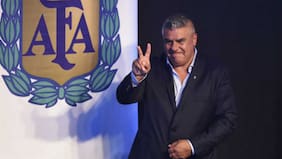 Terremoto en el fútbol argentino: Chiqui Tapia y la AFA fueron embargados por presunto fraude