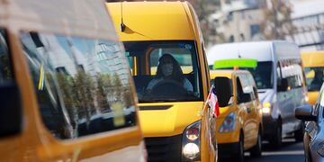 Furgones escolares se manifiestan por ayuda en Plaza Italia