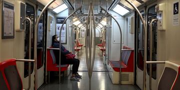 Baja afluencia de público estación de metro Manquehue.