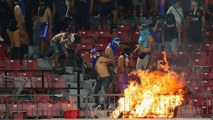 Barrista de Universidad de Chile provocan graves incidentes en el Estadio Nacional: encuentro con Audax debió ser detenido