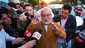 “No me ponga las manos encima“: El tenso encontrón de Luis Hermosilla con la prensa en su reingreso a la cárcel