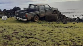 Chileno "care piedra" choca moái en Isla de Pascua
