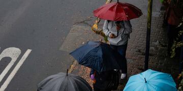 Un fin de semana cargado: anuncian lluvia, nieve y frío intenso para el tiempo en Santiago