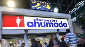 Farmacias Ahumada anuncia despidos y el cierre de locales