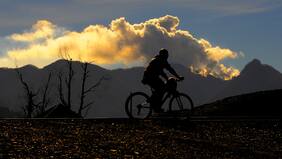 Editor de la revista Nature cree que somos “una raza muerta en vida” y le puso fecha al fin de la humanidad