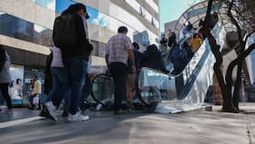 Fue amenazada con una pistola: mujer es víctima del robo de su celular al interior del Costanera Center