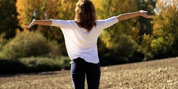 estudio revela a qué hora somos más felices